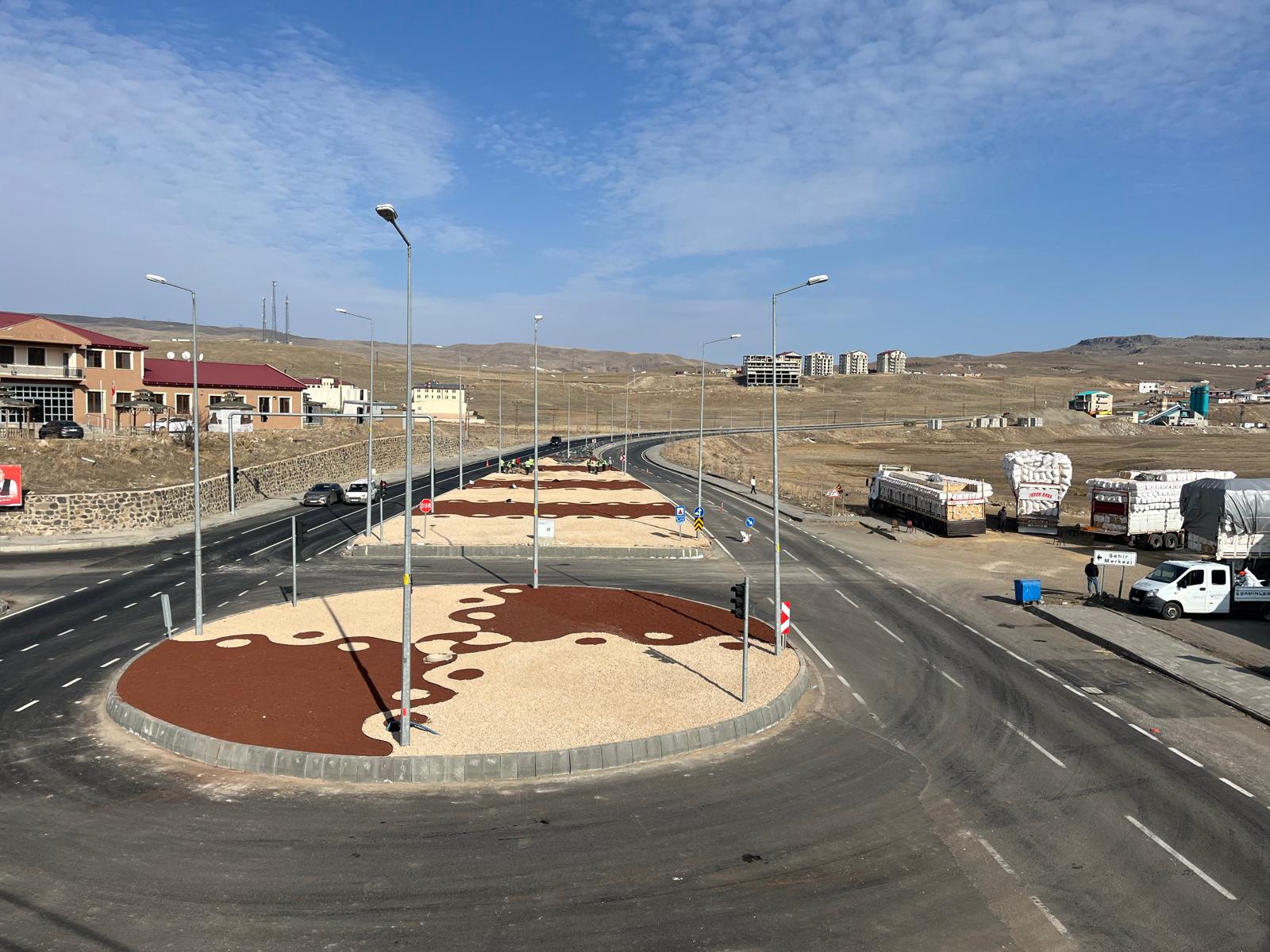 KARAYOLLARI 12.BÖLGE MÜDÜRLÜĞÜ ERZURUM BİNGÖL YOLU ŞEHİR GEÇİŞLERİ KURAKÇIL PEYZAJ YAPIMI