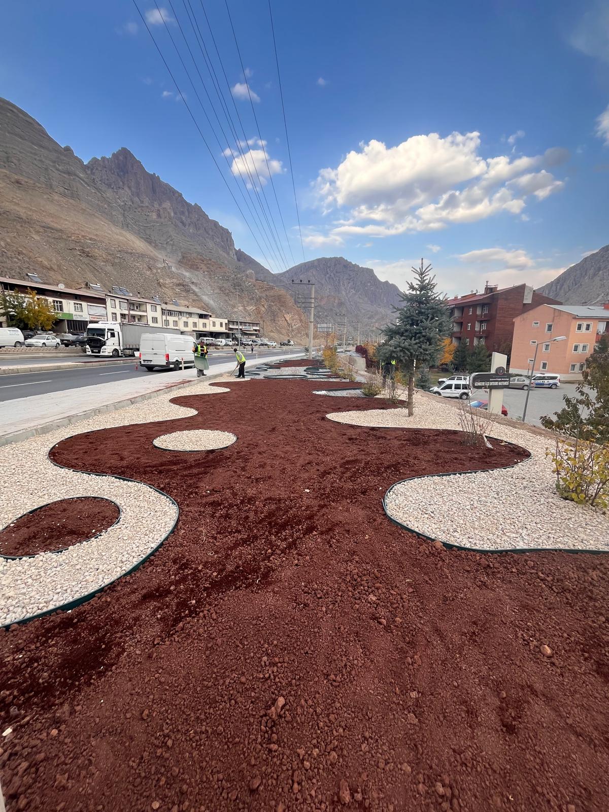 KARAYOLLARI 12.BÖLGE MÜDÜRLÜĞÜ UZUNDERE İLÇESİ ŞEHİR GEÇİŞLERİ KURAKÇIL PEYZAJ YAPIM İŞİ